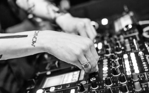 dj av