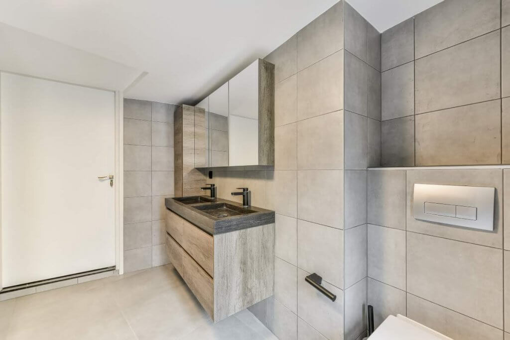 bathroom with marble walls 2021 10 21 02 45 04 utc 1